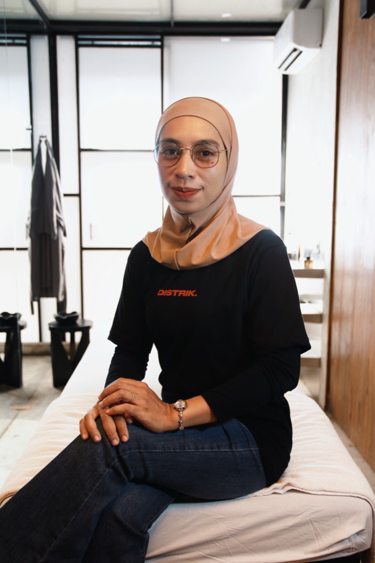 Luli, sports massage, movement and mobility therapist at DISTRIK Canggu