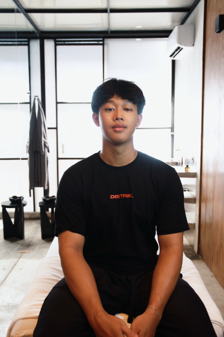 Nanda, alignment and hands-on mobility therapist at DISTRIK Canggu